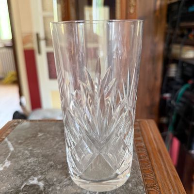 un verre posé sur une table, avec un livre dessus