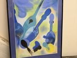 tableau encadré représentant une peinture abstraite bleue et jaune sur une surface en marbre