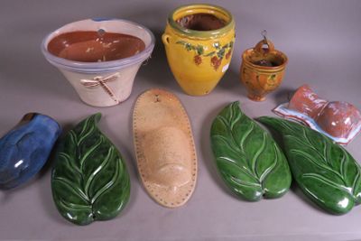 Réunion de céramiques diverses comprenant : trois éléments d…