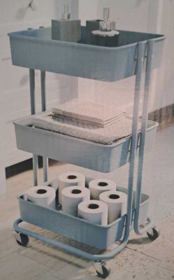 un chariot sur lequel sont posés plusieurs rouleaux de papier toilette