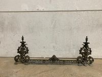 Devant de cheminée (ou barre de foyer) en bronze, composé de… (photo 4)