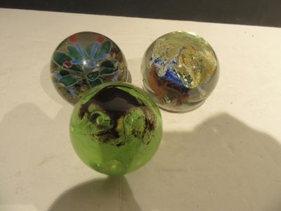 trois boules en verre posées sur une table