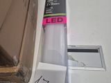 une lampe blanche posée sur une table