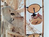 une grande grande roue située au milieu d'un parc