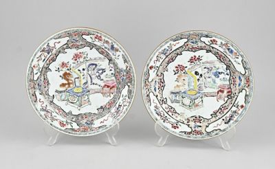 paire d'assiettes chinoises de style « famille » sur socles