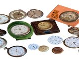 de nombreux types de montres de poche sur la table