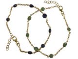 un bracelet en chaîne d'or orné de perles bleues et vertes