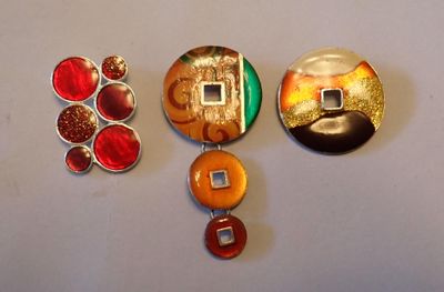 trois boutons posés sur une surface blanche