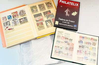 beaucoup de timbres sur la table et un livre