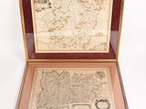 une vieille carte dans un coffret en bois posé sur une surface blanche