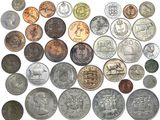 une image représentant un tas de pièces de monnaie posées sur une surface blanche