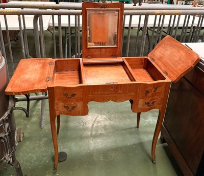 Coiffeuse en bois de rose. Style Louis XV