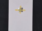 une feuille de papier blanche sur laquelle est dessinée une croix jaune