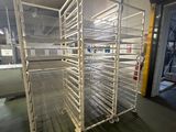 une photo d'un rayonnage rempli de produits alimentaires dans un entrepôt