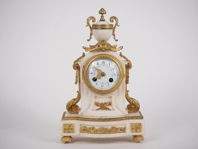 Pendule de cheminée de style Louis XVI en marbre blanc et br…