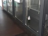 une photo d'un réfrigérateur professionnel dans un magasin