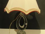 une lampe posée sur une table et munie d'un abat-jour