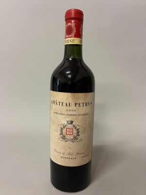 une bouteille de vin rouge posée sur une table blanche