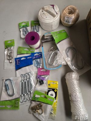 de nombreux objets posés ensemble sur la table