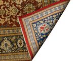 un gros plan d'un tapis rouge et bleu sur fond blanc
