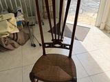 une chaise qui se trouve dans le coin d'une pièce