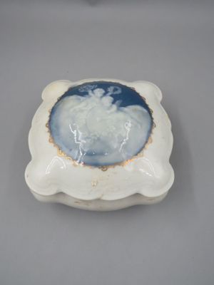 une assiette blanche avec un ciel bleu à l'intérieur