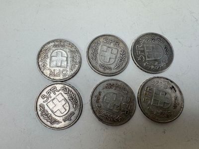 six pièces différentes empilées les unes sur les autres sur une table