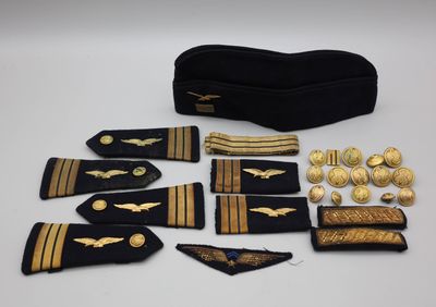 un ensemble d'articles d'uniforme militaire, comprenant des insignes, des épinglettes et un étui