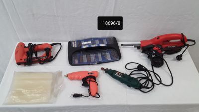 une table sur laquelle sont posés de nombreux outils