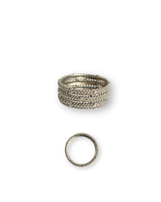 un gros plan d'une bague et d'une bague sur fond blanc