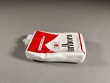 paquet de cigarettes posé sur une table, sur une surface grise
