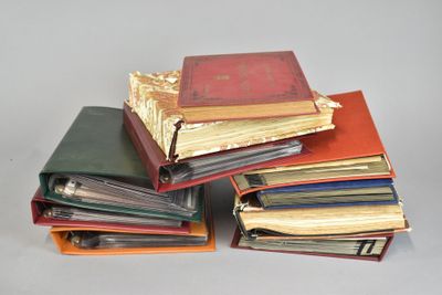 plusieurs livres empilés sur une table