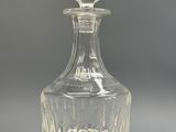 une bouteille en verre transparent munie d'un bouchon