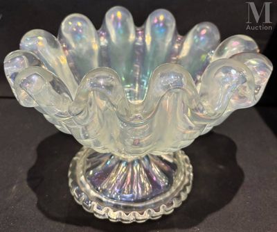 un saladier en verre transparent orné d'un motif décoratif