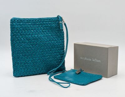 un sac à main bleu au crochet, avec une dragonne et une pochette assorties