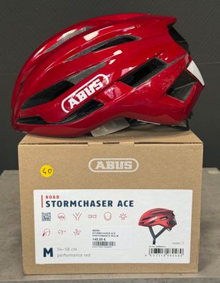 une image représentant un casque rouge posé sur une boîte en carton