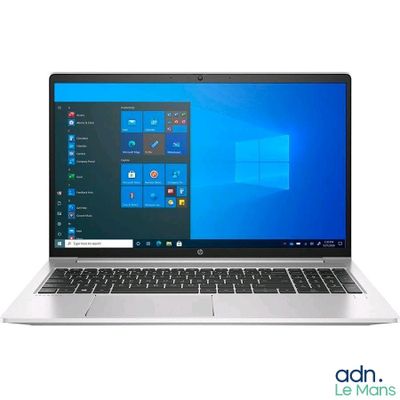 l'ordinateur portable est ouvert sur une surface blanche avec des fenêtres sur l'écran