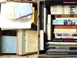 une boîte pleine de livres posée sur une table