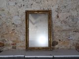 un miroir posé sur une table devant un mur