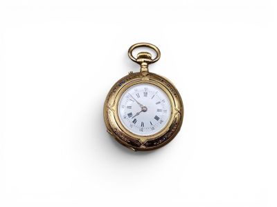 une montre de poche ancienne avec des chiffres romains sur le cadran