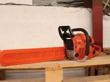 une tronçonneuse posée sur une palette