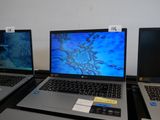 Plusieurs ordinateurs portables sont alignés les uns à côté des autres sur une table.