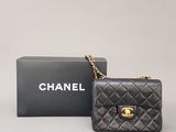 Petit sac Chanel à rabat en cuir d'agneau matelassé noir