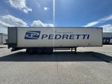 un camion semi-remorque garé dans un parking