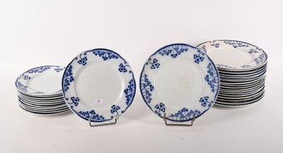 un grand nombre d'assiettes posées sur une table