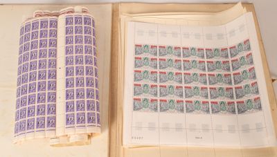 un livre ouvert, couvert de timbres, posé sur une table