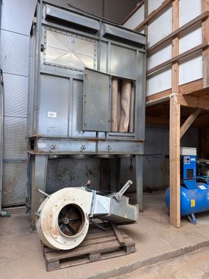 une machine qui se trouve à l'intérieur d'un bâtiment
