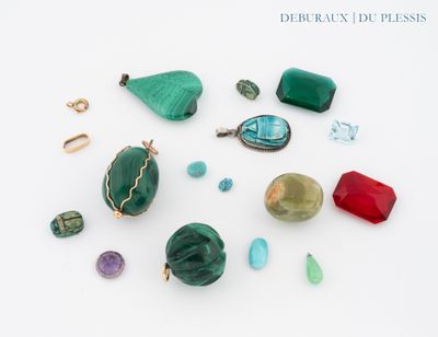 Plusieurs bijoux sont disposés sur une surface blanche