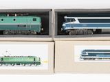 deux boîtes de petits trains posées sur une surface blanche