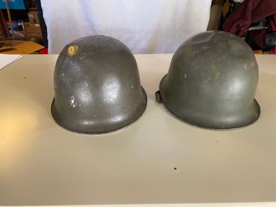 deux casques posés l'un à côté de l'autre sur une table